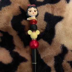 Snow white pen